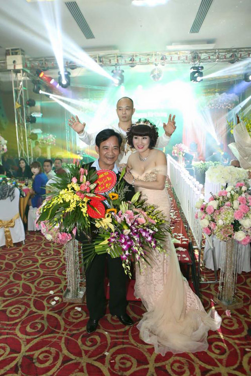 
Nghệ sĩ hài Quang Tèo chụp ảnh cùng vợ chồng đại gia Thái Bình.
