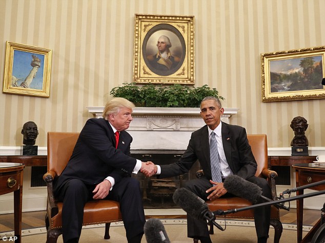 
Obama cùng Donald Trump bắt tay để chuẩn bị cho cuộc đối thoại về chính trị tiếp theo.
