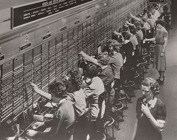 
Bức ảnh này cho thấy công việc của các nhân viên chuyển cuộc gọi khi chưa có sự giúp đỡ của công nghệ.
