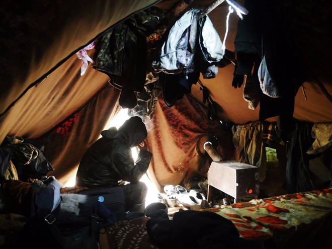 Cuộc sống của những người khai quật ngà voi khá khó khăn. Những người này thường chỉ ăn thịt bò đóng hộp và mì tôm và ở trong các lều tạm đầy muỗi. Khi họ uống rượu, mọi thứ trở nên hỗn loạn. Bên cạnh đó, chi phí xăng dầu cho máy bơm, các thiết bị và nhu yếu phẩm khác cũng là khoản đáng kể.