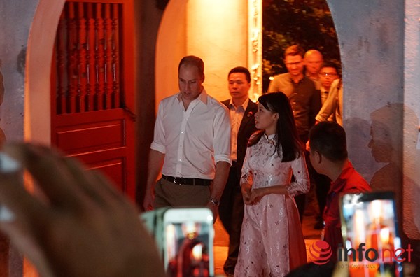 
Cuối giờ chiều, Hoàng tử William đã ghé thăm đền Ngọc Sơn, kết thúc chuyến tham quan phố phường Hà Nội.
