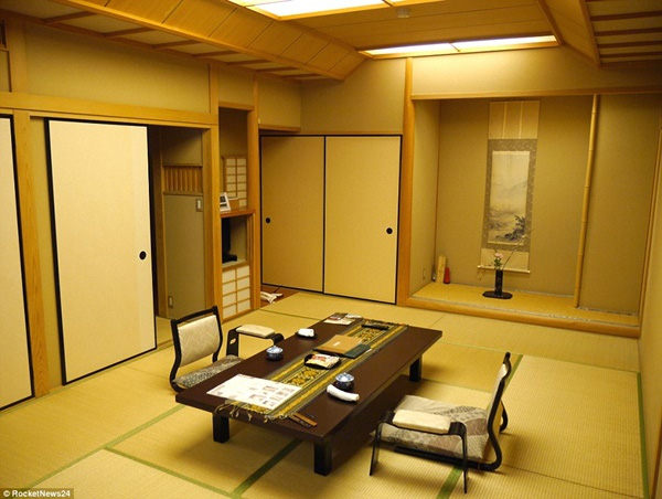 
Mặc dù khách sạn được sửa lại năm 1997 nhưng vẫn giữ được nét cổ kính truyền thống. Các phòng đều được trải thảm tatami và được trang trí nghệ thuật cổ điển.
