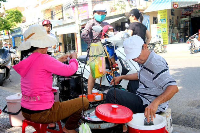 Để có được nồi chè này, hai vợ chồng cô Thị phải dậy chuẩn bị từ 3 giờ sáng...