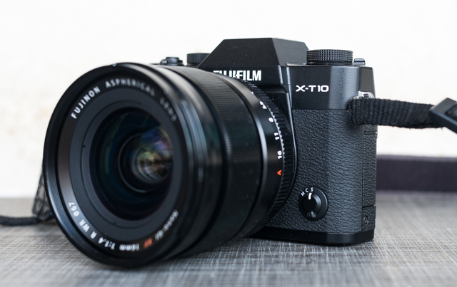 Fujifilm X-T10, chiếc máy ảnh Mirrorless mang dáng vẻ hoài cổ được nhiều người dùng ưa chuộng.