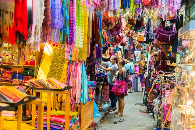 1. Chatuchak Weekend Market, Bangkok, Thái Lan: Đây là khu chợ lớn nhất Thái Lan và chợ cuối tuần lớn nhất thế giới. Chatuchak có tới 15.000 gian hàng và đón hơn 200.000 lượt khách mỗi ngày mở cửa. Đây là một trong những địa điểm hút khách nhất Bangkok và hầu như bất cứ ai tới thành phố này cũng đều ghé thăm Chatuchak.