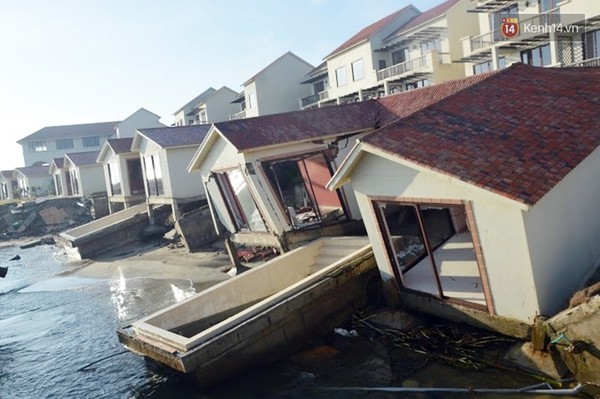 
Hàng chục khu nhà trong những resort bạc tỷ bị sóng biển đánh sập.
