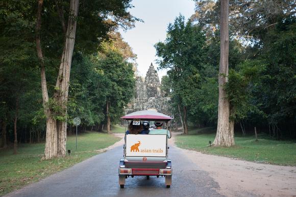 
Xe tuk tuk chở khách tại quần thể Angkor
