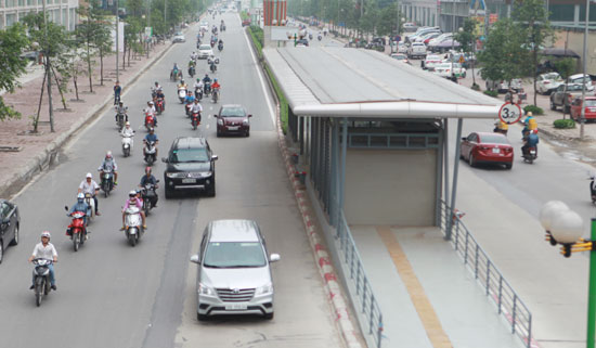 
Trạm dừng xe buýt nhanh BRT được xây dựng trên đường Tố Hữu, Hà Nội. Ảnh: Phạm Hùng/ Kinh tế đô thị
