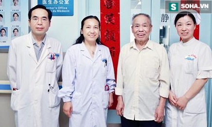 
Ông Bình chụp ảnh cùng các bác sĩ khoa Huyết học BV Trung Nam (TQ)
