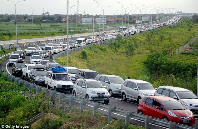 Hàng xe ô tô kéo dài 21 km tại Indonesia