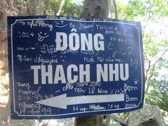 
Nhiều người viết, vẽ bậy lên biển báo tại động Thạch Nhũ, Quảng Bình. Ảnh: Internet
