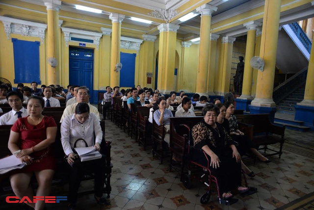 
Người có quyền, nghĩa vụ liên quan được ngồi trong một phòng riêng dự tòa (ảnh: Nguyễn Long)
