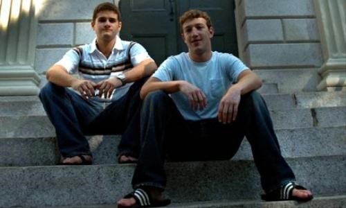 
Mark Zuckerberg và Dustin Moskovitz khi còn học ở Havard năm 2004
