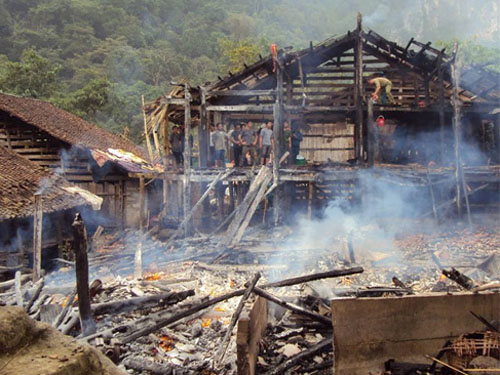 
Ngôi nhà Lang hơn 100 tuổi bị thiêu rụi sau vụ hỏa hoạn do 2 đôi nam nữ gây ra. Ảnh: Người Lao Động
