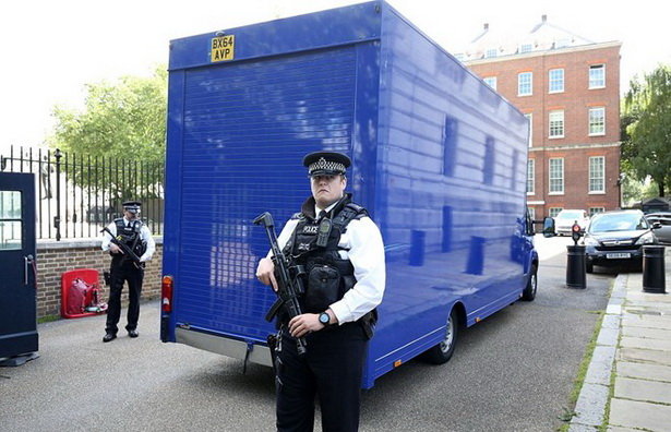 
Chiếc xe tải chuẩn bị rời khỏi dinh thủ tướng cùng đồ đạc của gia đình Cameron - Ảnh: PA
