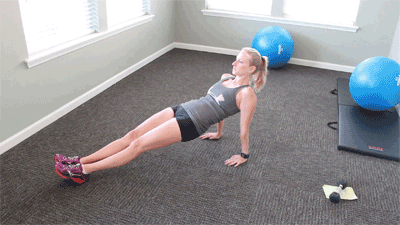 
Bài tập plank ngược sẽ giúp cải thiện vai cùng cơ lưng.
