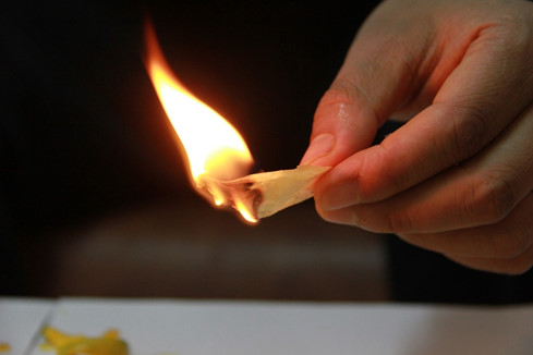 
Sau khi đốt lớp áo bao của hạt xoài, ngọn lửa cháy bình thường, có mùi thơm của gỗ, để lại tro. Nguồn ảnh: Thanh Niên.
