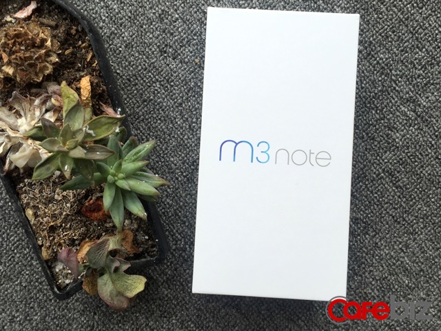 
Thiết kế hộp đựng smartphone Meizu M3 Note khá đơn giản, phụ kiện đi kèm máy bao gồm: dây cáp microUSB, củ sạc, nhưng không có tai nghe kèm theo
