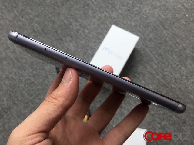 
Chất lượng hoàn thiện smartphone Meizu M3 Note khá tốt, các góc máy đều được bo tròn, vát nhẹ, dễ cầm nắm
