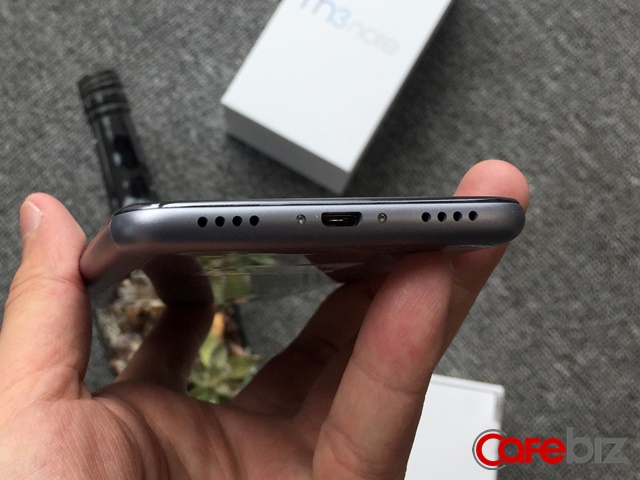 
Phong cách thiết kế của smartphone Meizu khá giống với Apple iPhone, tiêu biểu là 2 dải loa ngoài đặt đối xứng
