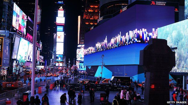 Biển quảng cáo điện tử khổng lồ cao 8 tầng nhà trên quảng trường Thời đại, Mỹ