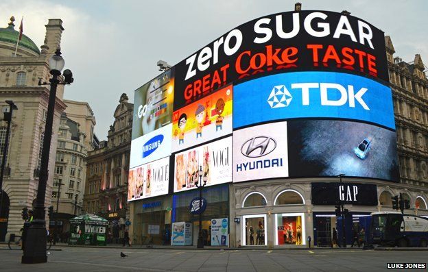 Công ty điện tử TDK của Nhật Bản đã đặt quảng cáo ở Piccadilly Circus suốt 24 năm qua, nhưng mới đây đã không ga hạn hợp đồng. Vị trí mà TDK để lại chắc chắn sẽ thu hút sự quan tâm của nhiều công ty lớn trên thế giới.