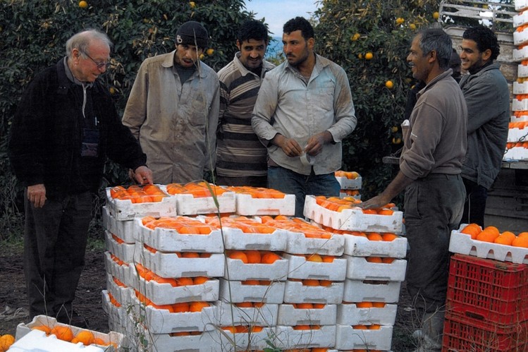 
Giáo sư Daniel Hillel với những người nông dân trồng cam tại Jordan-Israel
