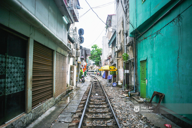 
Tuyến đường sắt từ Hà Nội đi lên các tỉnh phía Bắc len qua rất nhiều khu dân cư nội đô.

