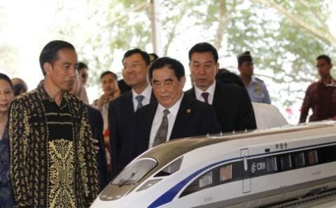 
Tổng thống Indonesia Joko Widodo và Tổng Giám đốc Tổng Công ty Đường sắt Trung Quốc Sheng Guangzu tham gia lễ khởi công dự án tuyến đường sắt cao tốc Jakarta-Bandung.
