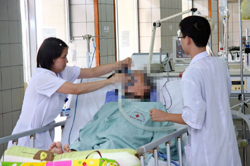 
Một ca cấp cứu do ngộ độc rượu tại Bệnh viện Bạch Mai.Ảnh: Thái Hiền

