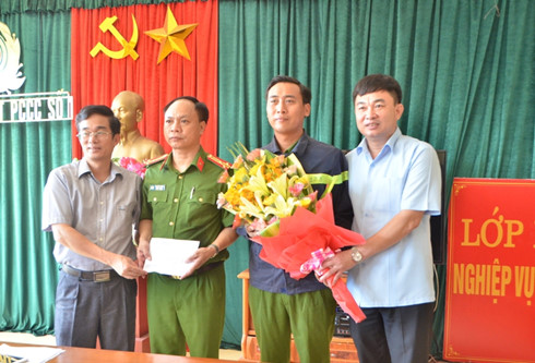 
Lãnh đạo thành phố Móng Cái khen thưởng cho CBCA phòng cảnh sát PCCC số 1.
