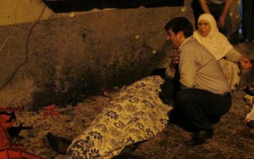 Thi thể của một nạn nhân tại hiện trường vụ nổ bom. Ảnh: Reuters