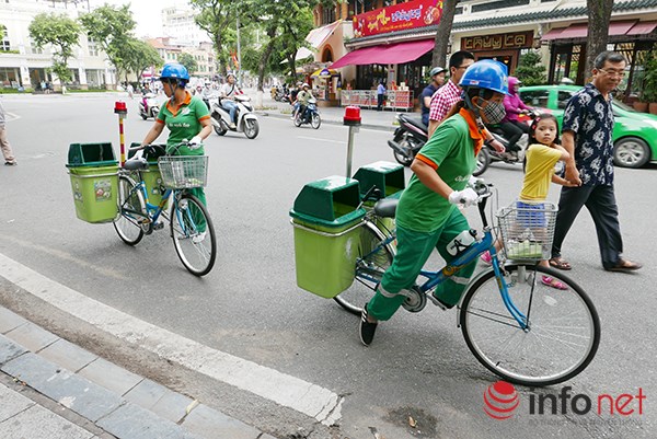 
Thời gian gần đây, trên đường phố Hà Nội xuất hiện nhiều nhân viên vệ sinh môi trường đi thu gom rác bằng xe đạp.
