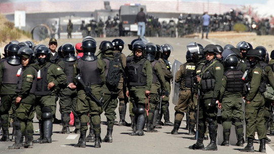 Cảnh sát Bolivia được huy động để trấn áp người biểu tình. Ảnh: REUTERS