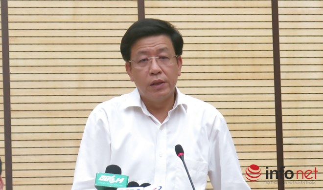 
Chủ tịch UBND Quận Hoàn Kiếm Dương Đức Tuấn trả lời báo giới
