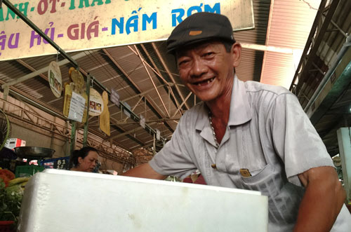 
Ông Bảy Xèo quá bàng hoàng khi bất ngờ trở thành tỷ phú.
