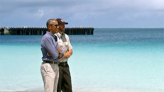 
Tổng thống Obama (trái) đến thăm khu bảo tồn biển Papahānaumokuākea. Ảnh: CNN
