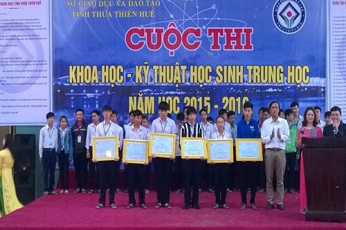 
Em Trần Đăng Khoa (thứ nhất, bên trái) nhận bằng khen Cuộc thi sáng tạo Thanh thiếu niên, Nhi đồng do tỉnh Thừa Thiên – Huế tổ chức.
