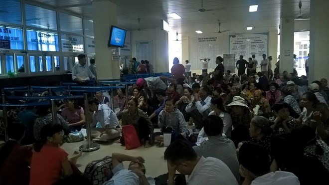 Hình ảnh lúc 6h sáng chen nhau chờ khám ở Bệnh viện K Hà Nội.