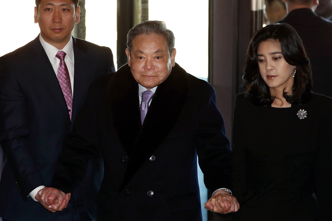 Tỷ phú Lee Kunhee, chủ tịch của Samsung Electronics, và con gái Lee Boojin, giám đốc điều hành Khách sạn Shilla (phải), tới dự một cuộc họp công ty tại khách sạn Shilla ở Seoul, Hàn Quốc, vào 02 tháng 1 năm 2014.