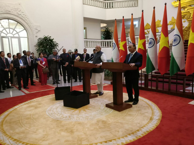 Thủ tướng Ấn Độ Narendra Modi và Thủ tướng Chính phủ Nguyễn Xuân Phúc họp báo chung.