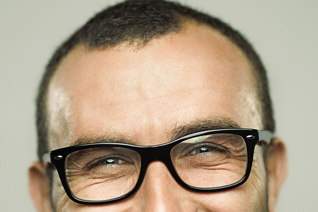 Khi bước sang tuổi 40, bạn sẽ cần đeo kính khi đọc sách vì mắc chứng viễn thị. Ảnh: Getty Images