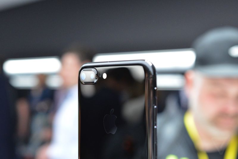 
Đây là lần đầu tiên Apple tung ra một chiếc iPhone có màu đen tuyền, nam tính, mạnh mẽ và sang trọng tới vậy
