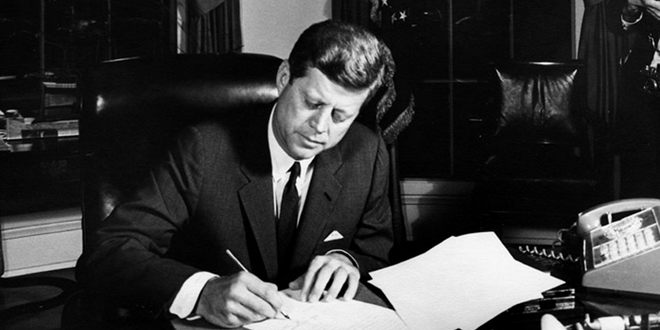Tổng thống Kennedy dùng toàn bộ lương làm từ thiện.