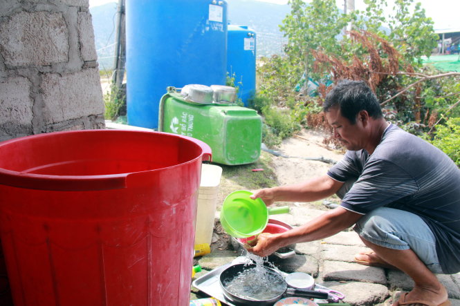 Theo ông Lê Văn Đức (xã Phước Diêm), do nước khan hiếm nên phải sử dụng tiết kiệm - Ảnh: T.TÂN