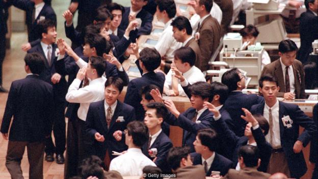 
Cảnh tượng tại sàn chứng khoán Tokyo Stock Exchange vào năm 1992. Ảnh: Getty.
