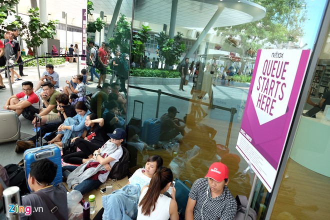 
Những người xếp hàng hợp lệ trước của hàng Nubox, thuộc trung tâm thương mại Bedok, Singapore. Ảnh: Duy Tín.
