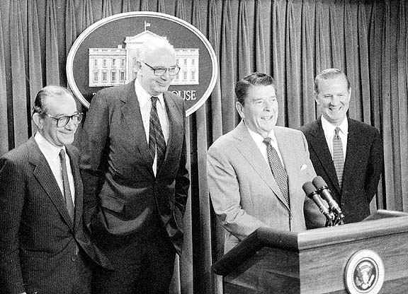 
Ông Alan Greenspan (ngoài cùng bên trái) cùng Tổng thống Mỹ Ronald Reagan (đang phát biểu) năm 1987
