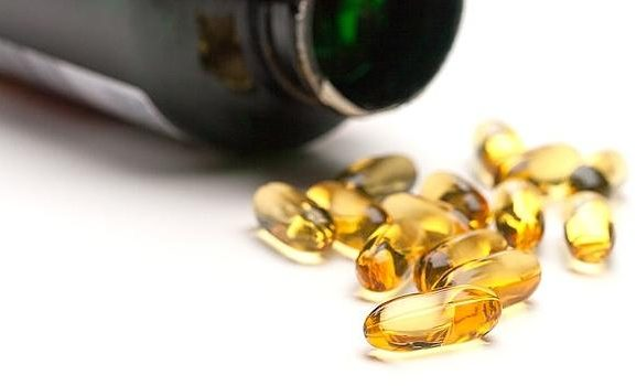 Những người có nước da sẫm màu và trẻ dưới 4 tuổi cũng nên bổ sung vitamin D hàng ngày.