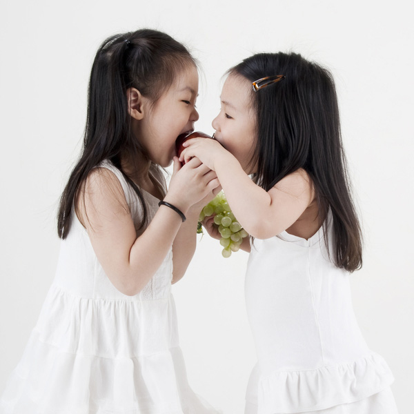 Một đứa trẻ nhút nhát bị bạn bè đối xử tệ đáng lo ngại hơn bé nhút nhát nhưng vẫn được bạn bè đối xử tốt.